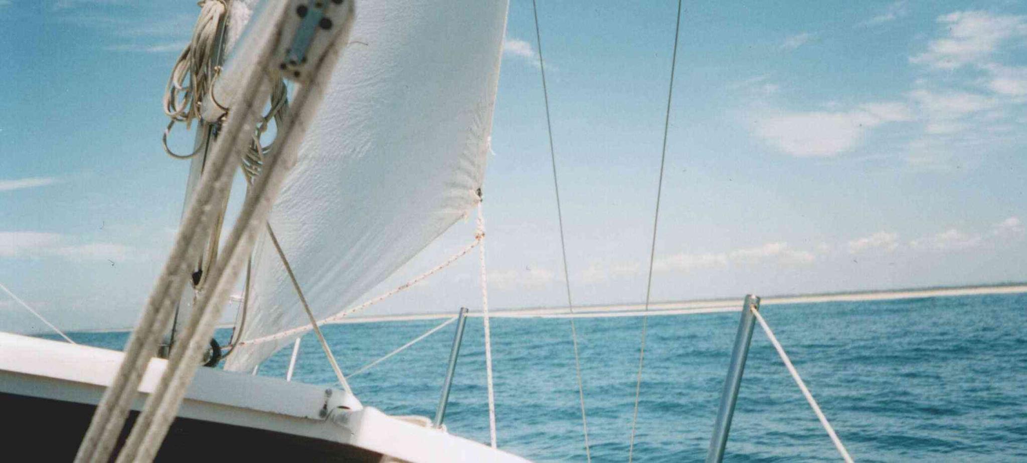 Visão do Paraíso

Um marinheiro que de longe navegava
Por muito tempo à deriva em alto mar
Que finalmente o paraíso avistava
Foi assim que me senti ao te olhar

Ao conhecer essa terra encantada
Seus mistérios logo tentou desvendar
Quando pensou que já estava conquistada
Viu que a pureza não se pode dominar

O conquistador se tornou um conquistado
Que só de longe poderia admirar
O que é perfeito não pode ser modificado
Com seu desejo pode tudo transformar

Deveria, então, abandonar, partir
Mas não consegue se entregar tão fácil assim
Eu faço o mesmo eu nunca vou desistir
Sou todo seu e você sempre será parte de mim

@[100063464780171:2048:Eder Beraldo Junior]

Referências originais:
Facebook: https://www.facebook.com/photo.php?fbid=410519065704609
Export: facebook-algumaspoesias-19_5_2026-8zX610Ht.zip
Data original: 2013-02-22 11:50:32