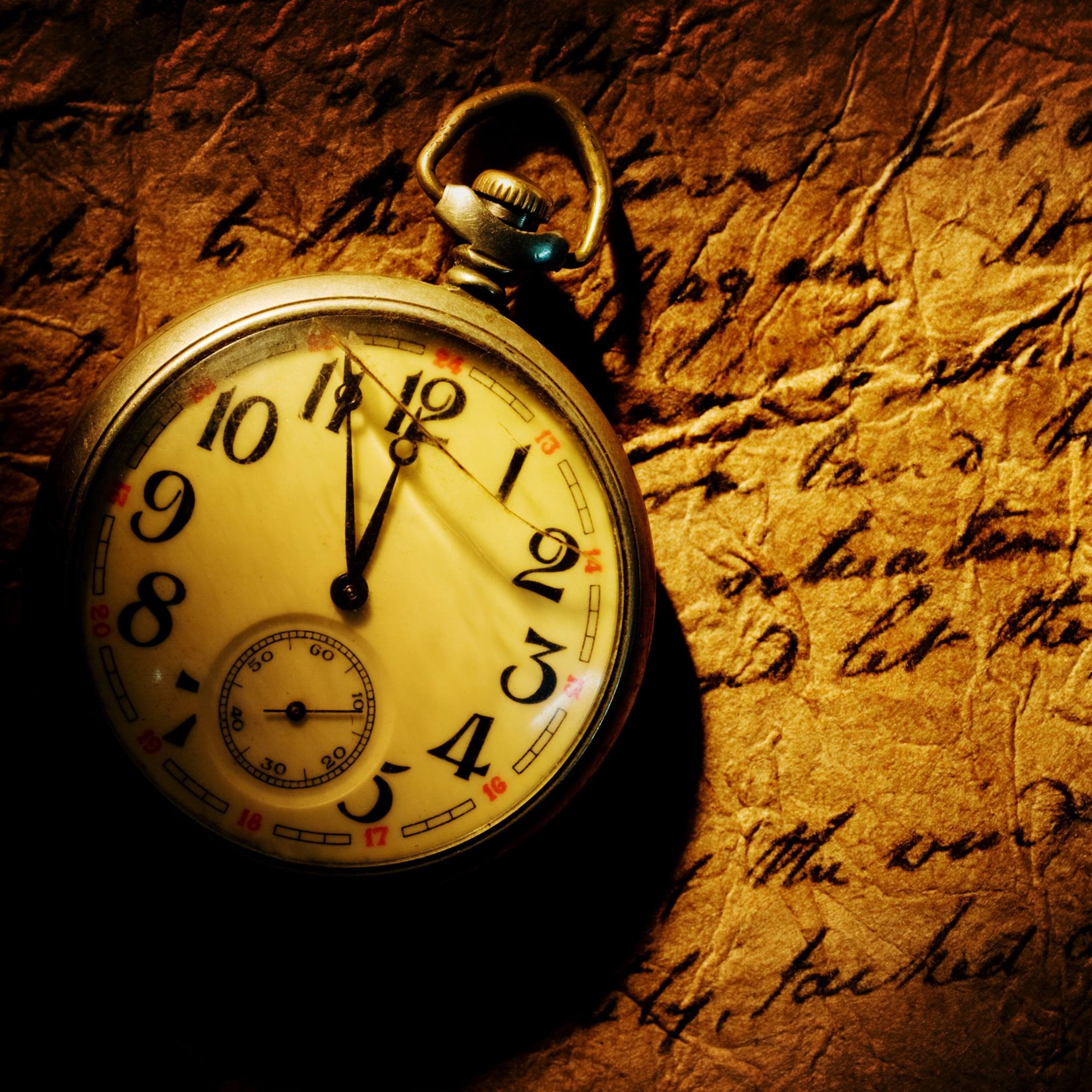 O melhor de envelhecer é crer que é experiente.
Acreditar que na vida nada mais te surpreende
E a vida sem rodeios vem tão de repente
E escancara as portas do seu inconsciente.
A maior surpresa a gente nunca compreende
Por ser tão improvável, de chance inexistente
O tempo age a favor e muda totalmente
O que nem quase mudou aparentemente.

Mas o melhor então que realmente a gente aprende
E o que vai nos abismar, apesar de atraente,
A gente deixa acontecer, sem a pressa adolescente.
Curte a conversa, agora bem mais eloquente
Se prende no olhar, não só no corpo simplesmente,
Chora, sorri, se apaixona só que sem ficar doente.
Sabe esperar a melhor hora e entender a própria mente.
O tempo é portador do que a gente não entende.
Do que se foi e já passou e do que temos pela frente.
Não viva só na espera desse mistério envolvente.
Felicidade ou a dor só acontecem no presente.

Eder Beraldo Junior.

Referências originais:
Facebook: https://www.facebook.com/photo.php?fbid=675129509243562
Export: facebook-algumaspoesias-19_5_2026-8zX610Ht.zip
Data original: 2014-08-26 18:35:27