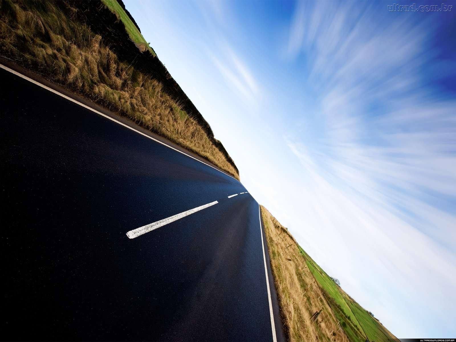 A estrada

Uma longa estrada pegamos
Sem pressa de um dia chegar
Por anos nós continuamos
Passo a passo, sempre a procurar

Às vezes o horizonte enxergamos
A miragem a nos enganar
Os planos que tanto sonhamos
Passageiros a nos guiar

Mas mesmo o que conquistamos
Parece não nos parar
Continuamos ali procurando

Andando sem nunca chegar
Só o fim da estrada chegando
Que de verdade permite enxergar

@[100063464780171:2048:Eder B. Jr.]

Referências originais:
Facebook: https://www.facebook.com/photo.php?fbid=717011868388659
Export: facebook-algumaspoesias-19_5_2026-8zX610Ht.zip
Data original: 2014-11-20 13:50:44