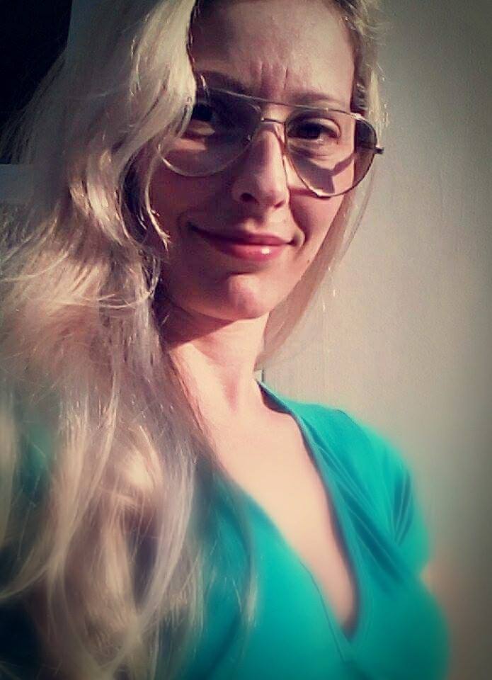 Por você eu Posso!

Por você posso até matar 
Por você posso até morrer
Por você com a morte vou lutar
Por você a morte vou vencer

Não importa o tempo que passar
Não importa o que acontecer
O céu bem pode desabar
O Sol de vez escurecer

E mesmo assim eu vou estar
Ali bem perto de você
A minha vida te entregar
O meu amor te oferecer

Por você posso até matar 
Por você posso até morrer
Por você com a morte vou lutar
Por você a morte vou vencer

@[100063464780171:2048:Eder B. Jr.]/ @[100001932519326:2048:André Moita]

Referências originais:
Facebook: https://www.facebook.com/photo.php?fbid=1432083570214815
Export: facebook-algumaspoesias-19_5_2026-8zX610Ht.zip
Data original: 2017-08-21 00:01:56