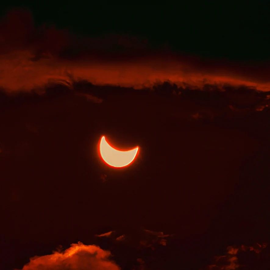 No céu estrelado, à luz de prata,
Do amor eterno, surge uma trama,
Sol e Lua, em dança encantada,
Versos de fogo, paixão se inflama.

Sol, ardente, sua luz flamejante,
Revestindo o dia de esplendor,
Coração pulsante, calor dos amantes,
Iluminando a vida, fundindo o amor.

Lua, serena, que se faz flutuar,
Reina nas noites, celestial,
Encanta e espanta ao seu olhar,
Romance celeste, de sonho ancestral.

Ao se verem distantes no céu imenso,
O Sol e a Lua, impossível encontro,
A mesma atração de poder intenso,
Criavam a força de eterno confronto.

Sol e Lua, tão distintos, passavam,
Suspiravam segredos no firmamento,
Porém, seus brilhos nunca se tocavam,
Eram só pensamento ou um lamento.

Mas algum sonhador, com ideias hábeis,
Traçou um plano, surpreendente e audaz,
O Sol, no seu auge, cria ondas afáveis
Para a Lua, em silêncio, um sinal que se faz.

Lua, tão plena, foi entorpecida,
Recebeu o chamado do Sol tão ousado,
Num eclipse raro, o encontro da vida,
No céu estrelado, romance inventado.

Sol e Lua, finalmente unidos,
Num abraço cósmico, ardente e tão puro,
Eternizaram o amor, com o mar foram ungidos
E o desejo se consumiu ao escuro.

Os astros acharam aquilo um presente
Porque o impossível se fez de real,
Sol e Lua, num amor transcendente,
Romperam barreiras do mapa astral.

E assim, desse abraço e de sua lembrança,
A paixão se mostrou eterna, infinita,
Uma lição de amor e de esperança,
Que até maldição pode se ver bendita

Que o Sol e a Lua, assim, nos inspirem,
A buscar, com coragem e com fervor,
Aquele sonho que transcende os limites,
Pra escrever com fulgor nossa história de amor.

Referências originais:
Facebook: https://www.facebook.com/photo.php?fbid=680273867460443
Export: facebook-algumaspoesias-19_5_2026-8zX610Ht.zip
Data original: 2023-07-10 20:36:18