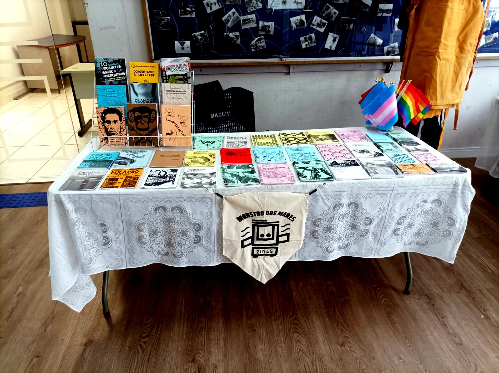 Hoje, 12/03, a Editora Monstro dos Mares está no hall do Bloco B da UEPG Central, das 8h às 18h, em Ponta Grossa (PR), com a presença de Caronte Mayer. Livros, zines e troca de ideias sobre edição independente durante todo o dia. Passa por lá para conhecer o catálogo e conversar sobre práticas de publicação autônoma.

Fonte: https://mastodon.social/@monstro/116216051759253646
#fediverse #livro #literatura