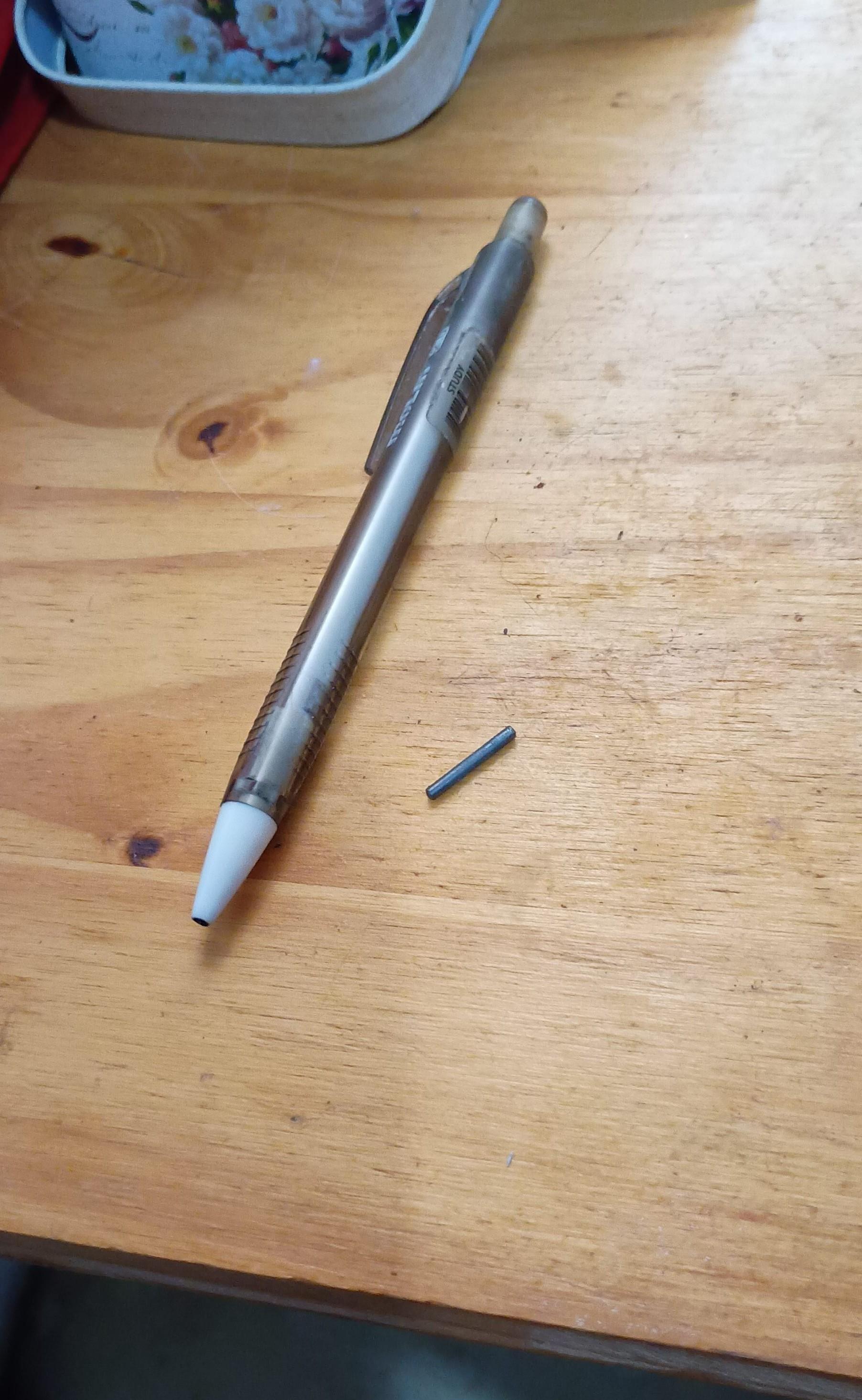 Essa é a lapiseira 2.0 que eu uso pra fazer sketch, a 0.5 eu normalmente uso para dar os retoques finais.Eu nunca troquei o grafite dela desde que a ganhei em 2013 quando comecei a fazer a faculdade de design e tinha aula de desenho.Hoje esse grafite finalmente ficou pequeno demais e saiu. 😳

Fonte: https://conversafiada.net/@_tissa_/116592628971334059
#fediverse #livro #literatura
