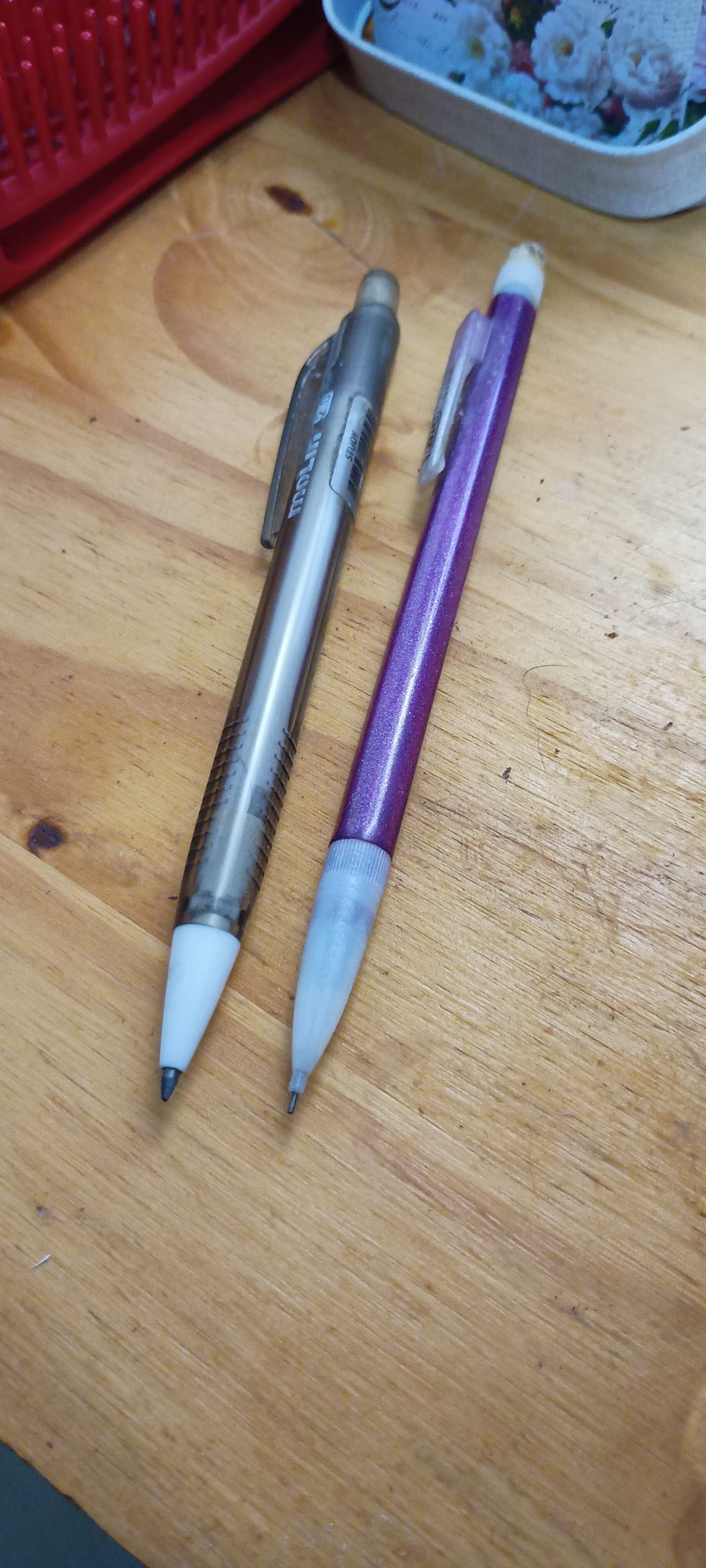 Troquei o grafite. Continua sendo surreal.O pacotinho de onde ele veio também é um item que eu carrego desde a faculdade e só agora é retirada uma das três unidades de grafite que vinham nele.Foto das minhas duas lapiseiras lado a lado para comparar.

Fonte: https://conversafiada.net/@_tissa_/116592835518037406
#fediverse #livro #literatura